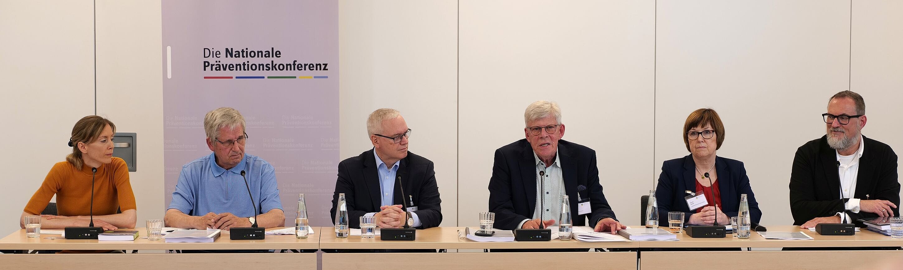 Pressekonferenz Vorstellung zweiter Präventionsbericht der Nationalen Präventionskonferenz: Julia Anna Deipenbrock, Arnd Spahn, Dr. Stefan Hussy, Gernot Kiefer, Brigitte Gross, Stefan Braatz
