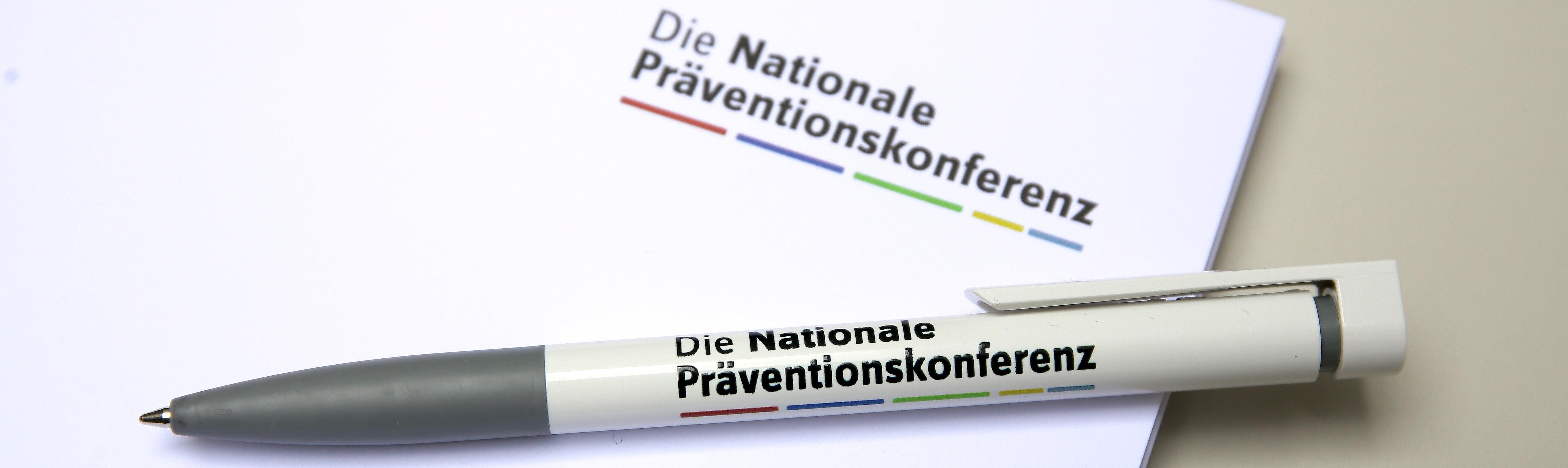 Schreibblock und Kugelschreiber mit Logo der NPK
