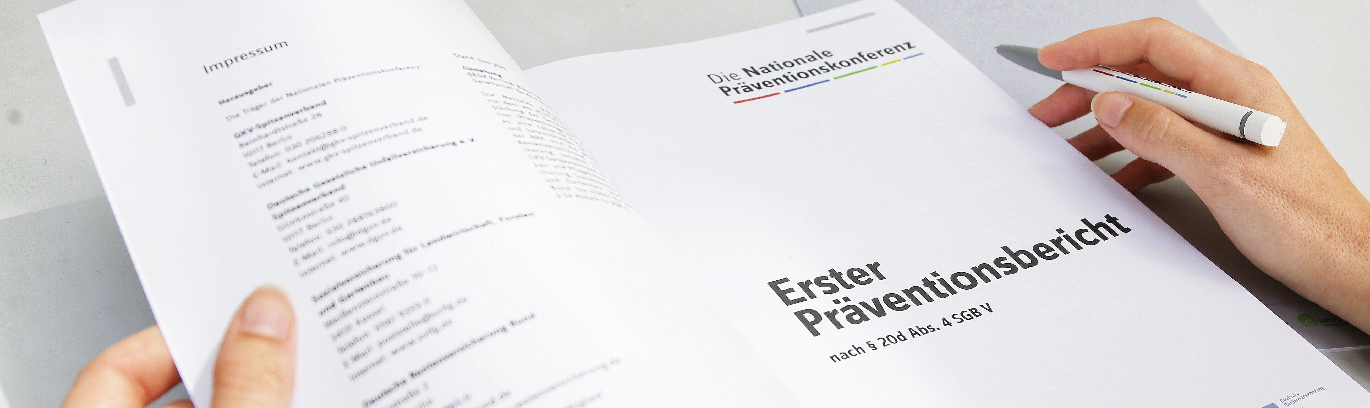 aufgeschlagenes Druckexemplar des NPK-Präventionsberichts 2019 aufgeschlagenes Druckexemplar des NPK-Präventionsberichts 2019