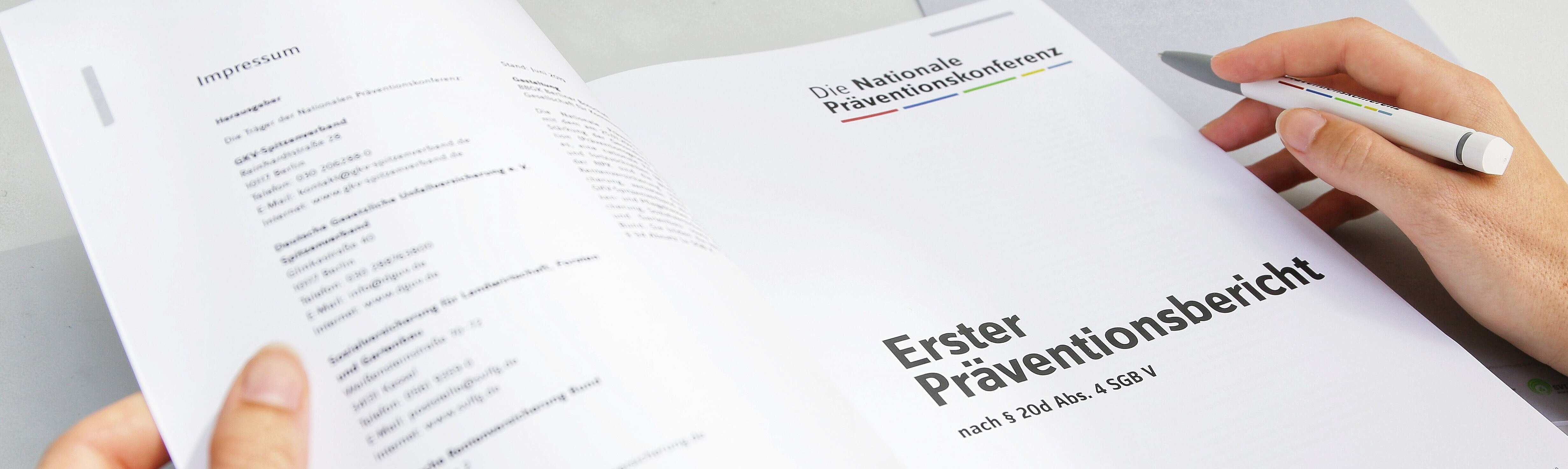 aufgeschlagenes Druckexemplar des NPK-Präventionsberichts 2019