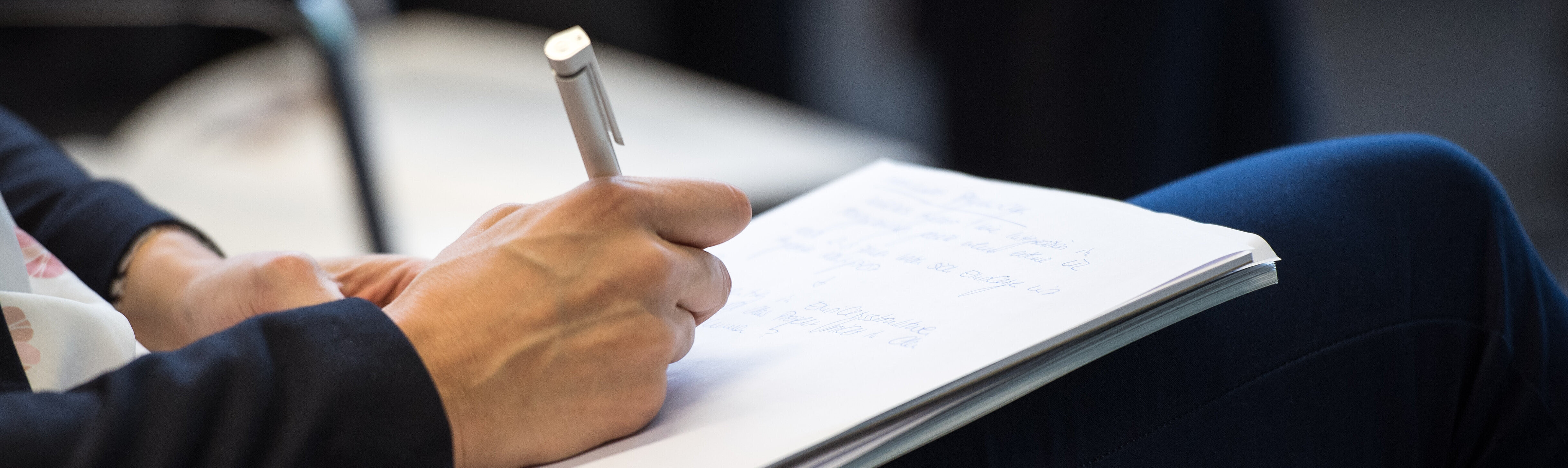 Downloads - Ansicht: Person füllt Antragsbogen aus