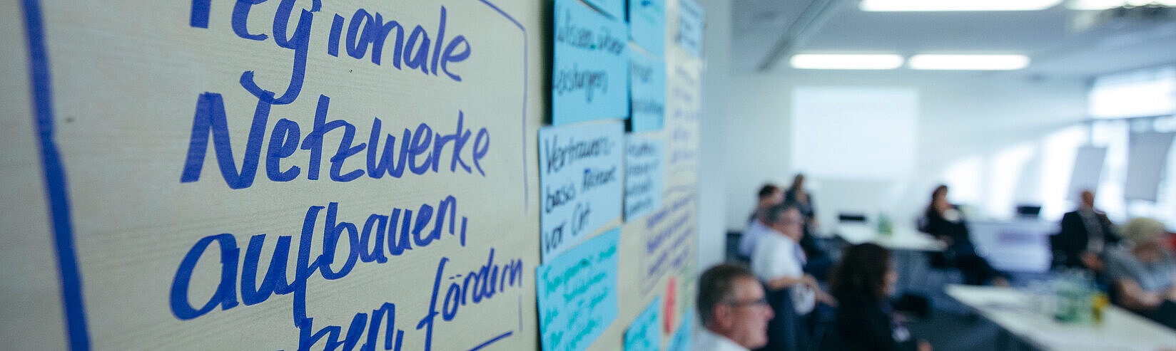 Umsetzung in den Ländern - Tafel mit Aufschrift Umsetzung in den Ländern - Tafel mit Aufschrift